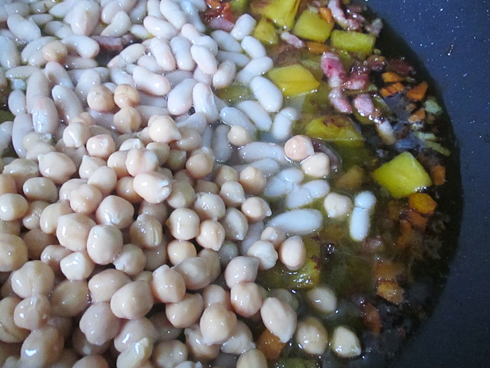 Mix legume si pancetta in sos de rosii