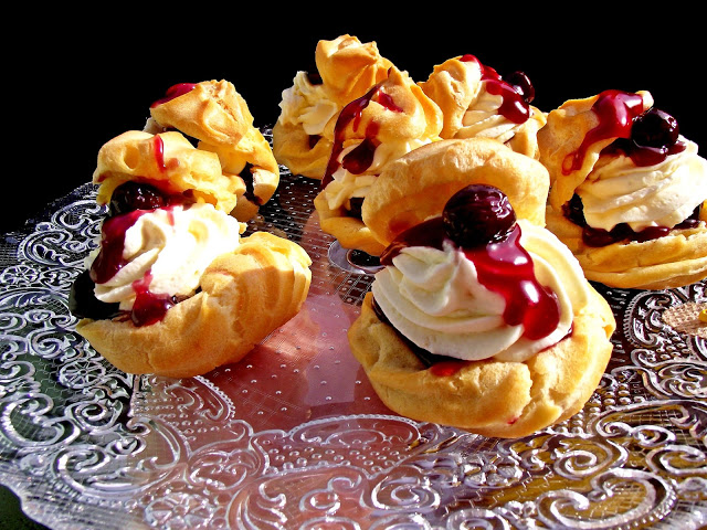 Desert choux cu crema de mascarpone si visine in jeleu