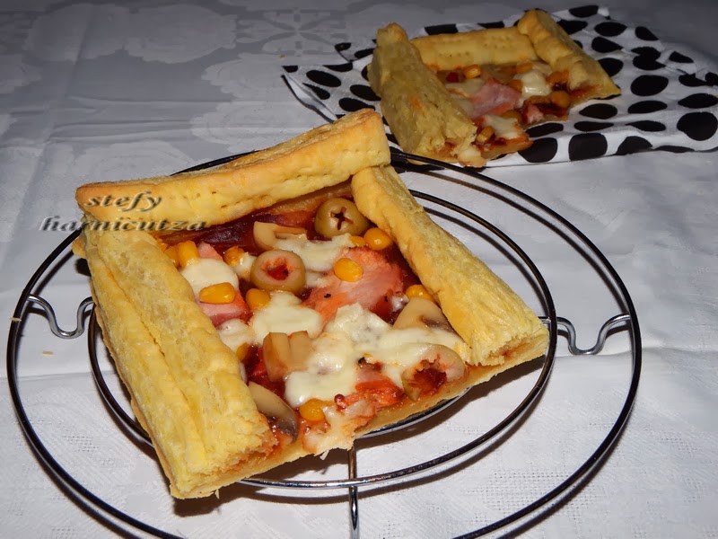 Mini pizza din foietaj