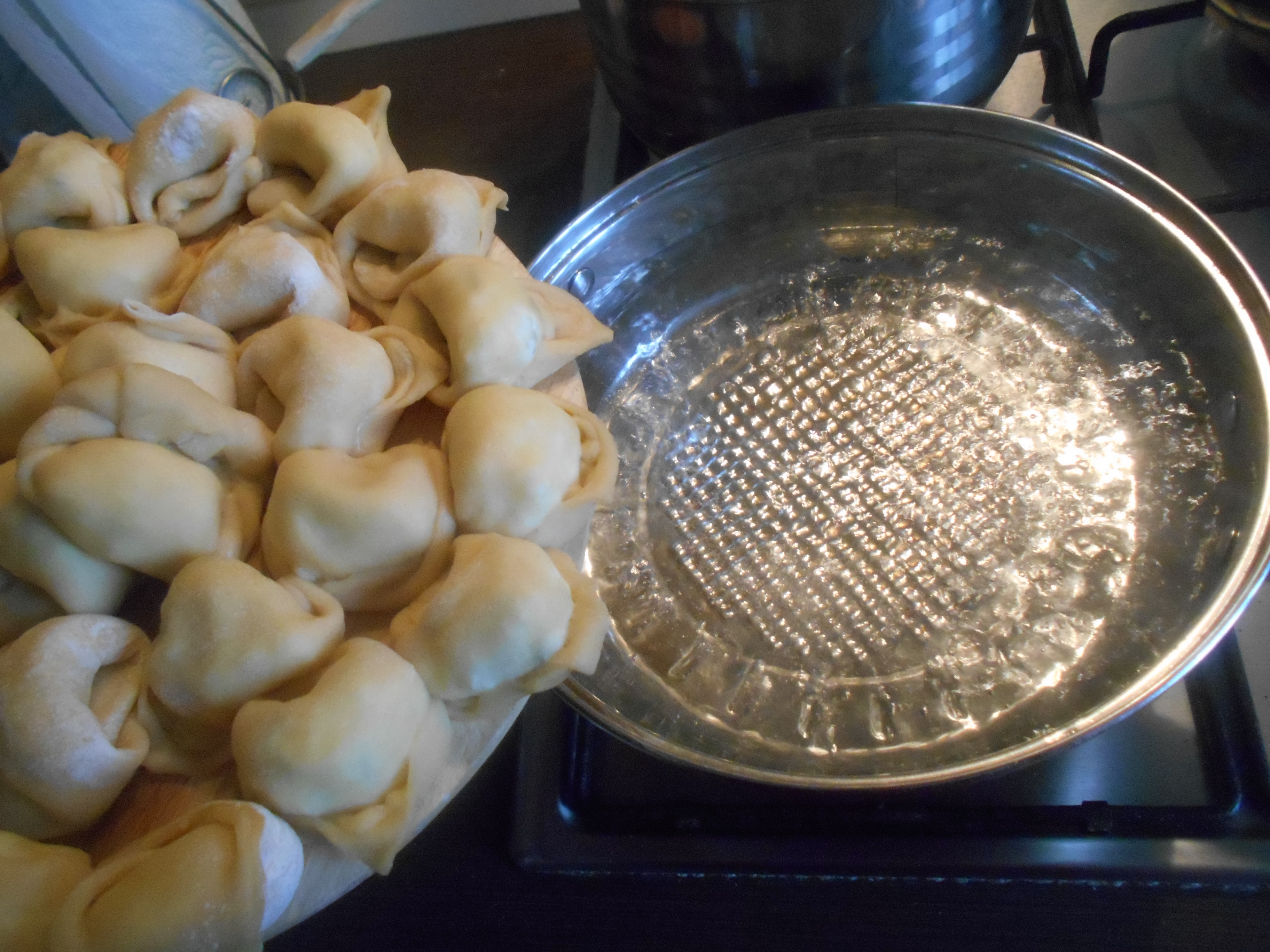 Ravioli umpluti cu ricotta serviti cu mazare