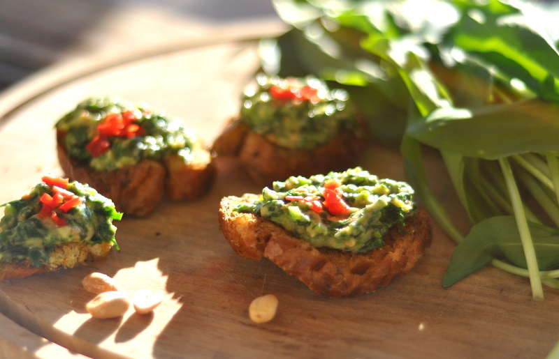 Aperitiv bruschete cu leurda si avocado