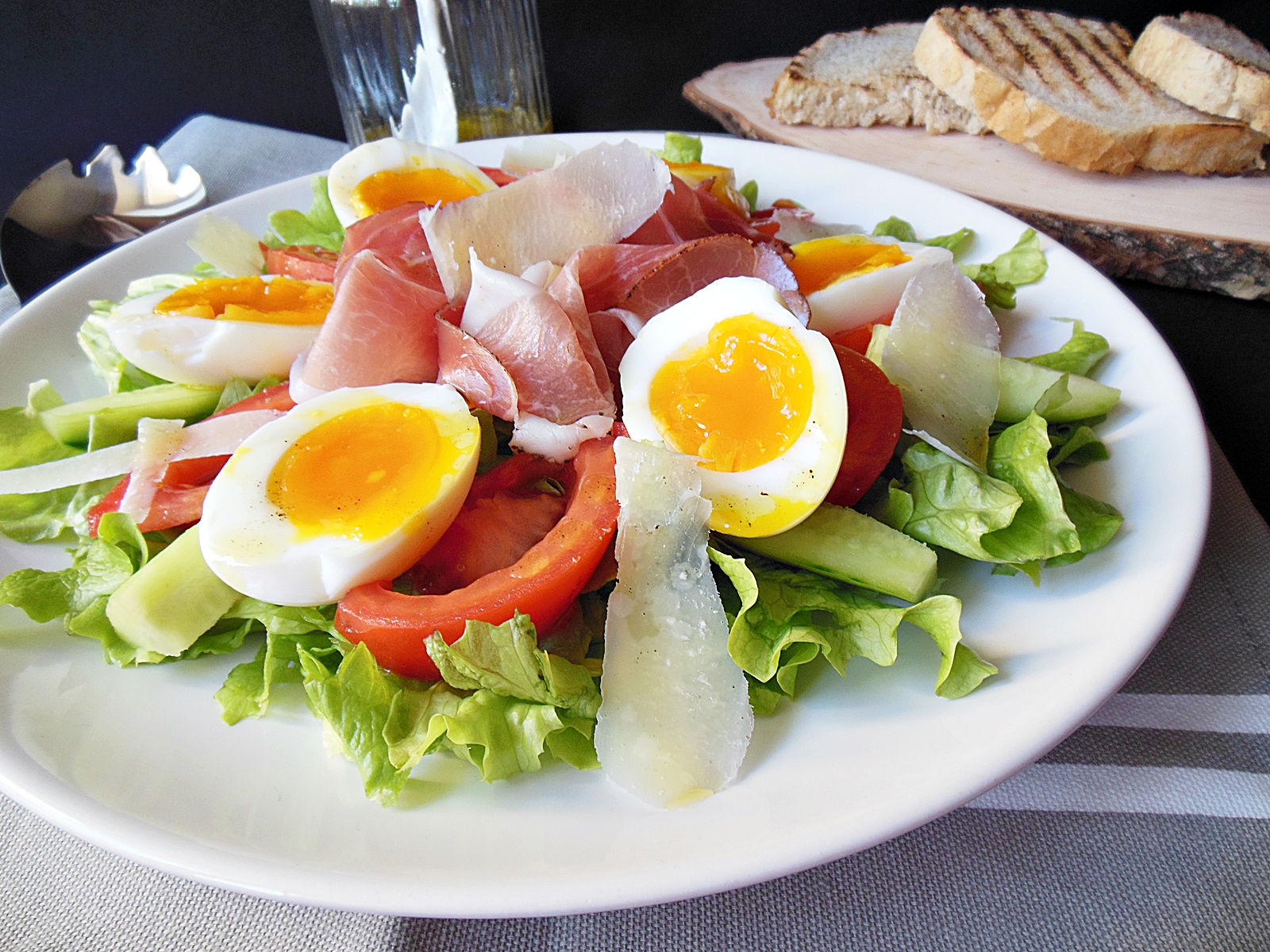 Salata cu oua si prosciutto