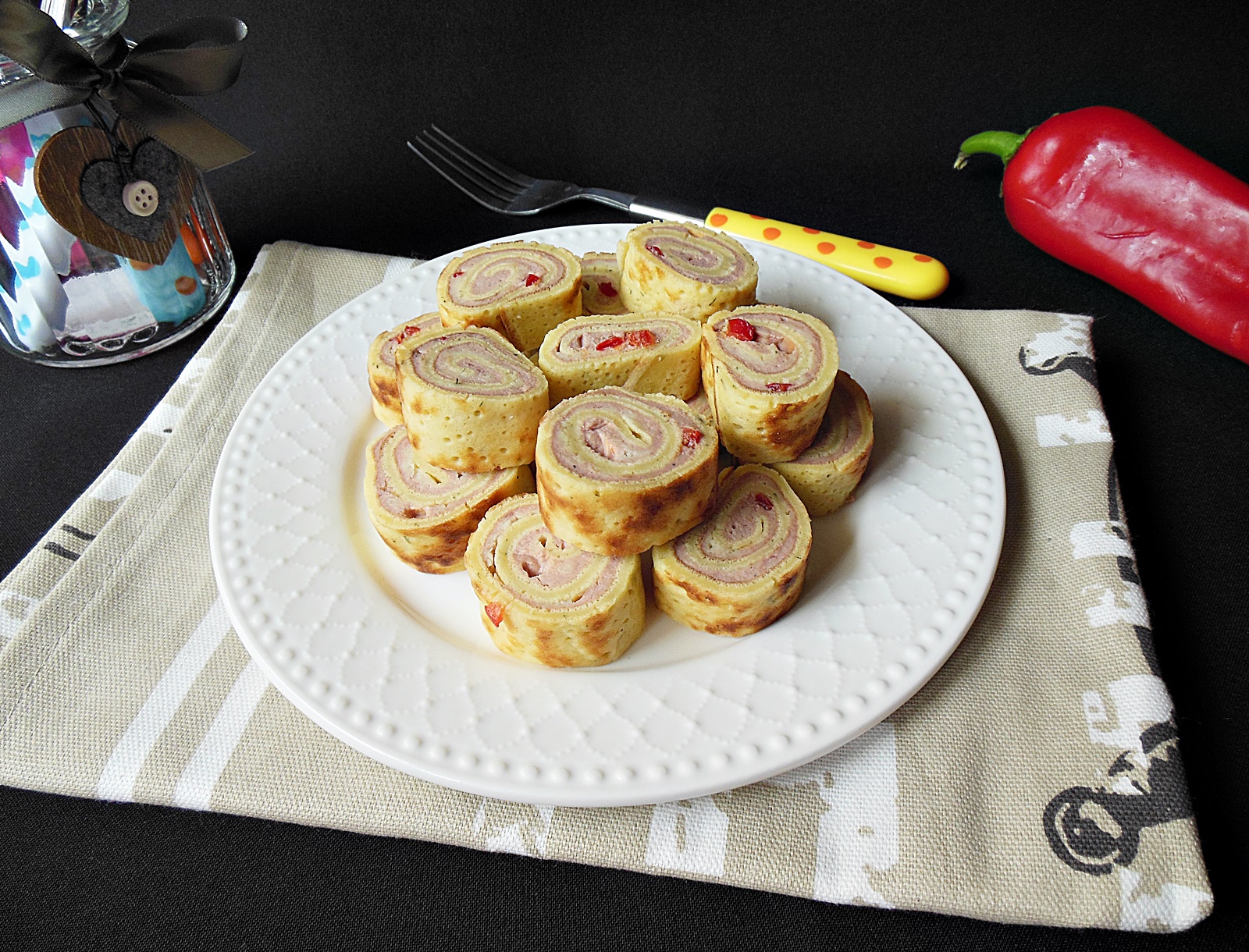 Aperitiv clatite cu pate si cascaval