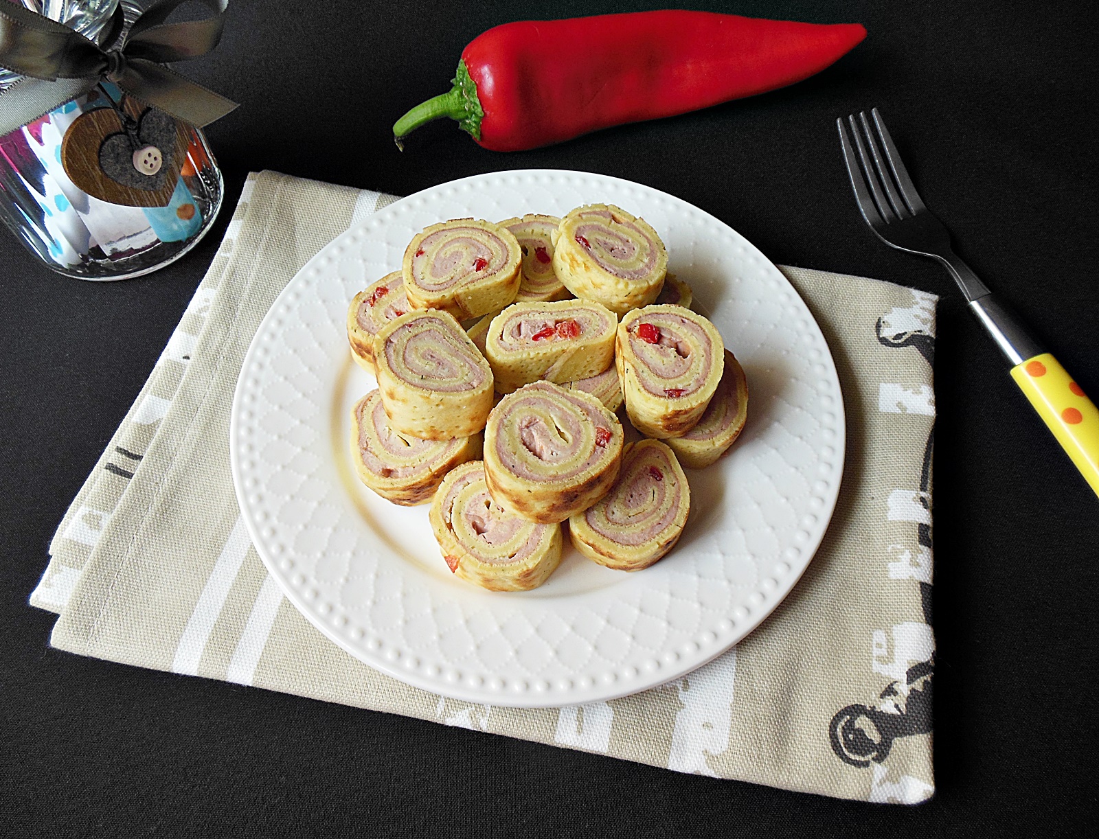 Aperitiv clatite cu pate si cascaval