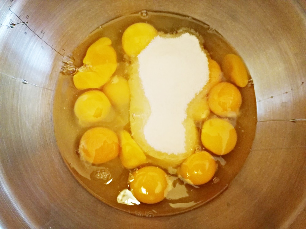 Desert prajitura cu crema de vanilie, ciocolata si jeleu de visine