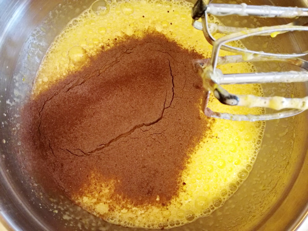 Desert prajitura cu crema de vanilie, ciocolata si jeleu de visine