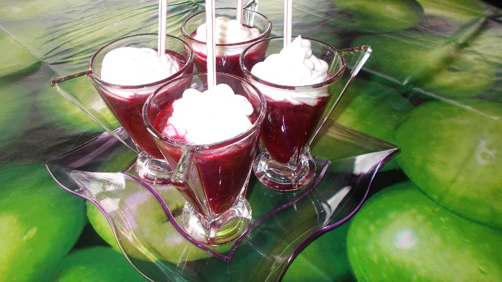 Smoothie din fructe de padure cu frisca