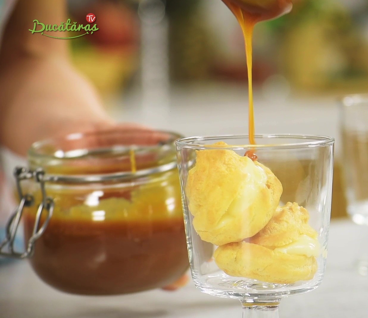 Desert profiterol cu crema de vanilie si sos caramel