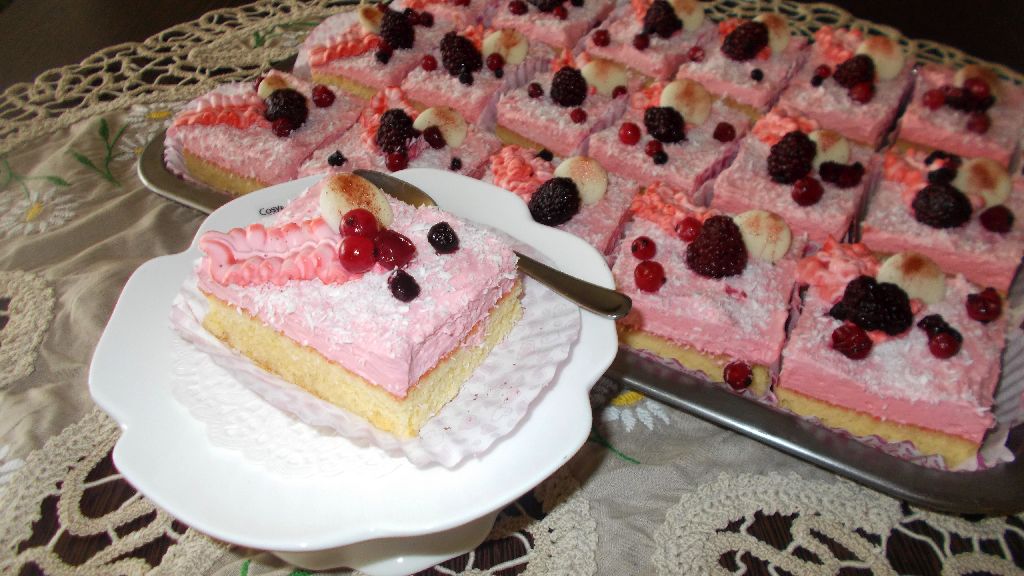 Desert prajitura cu crema de ciocolata alba si fructe de padure