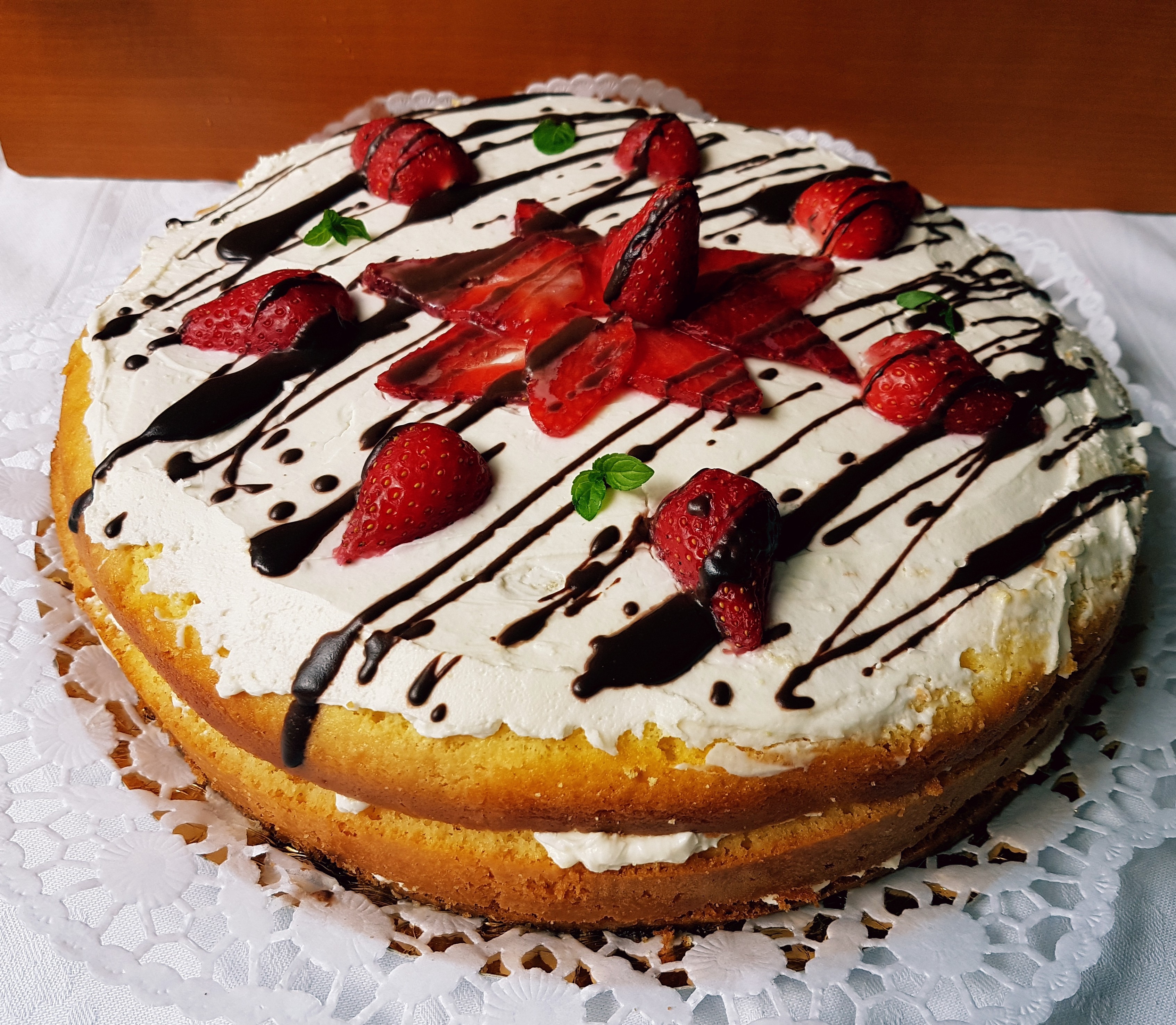 Desert tort cu mascarpone si capsuni