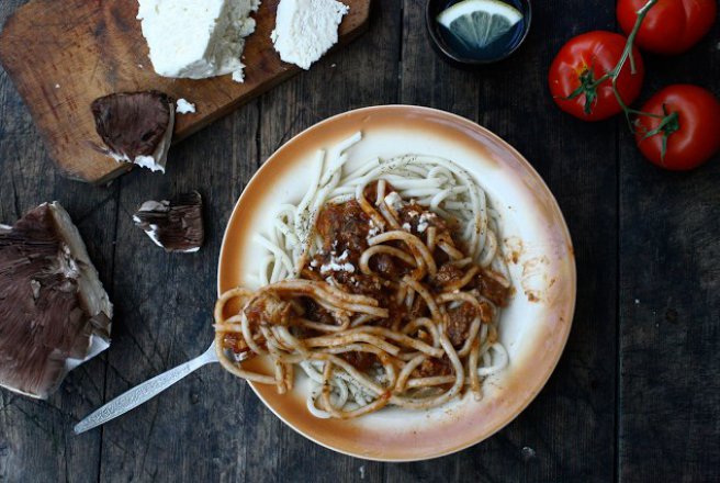 Spaghete cu sos de rosii si carne de vita