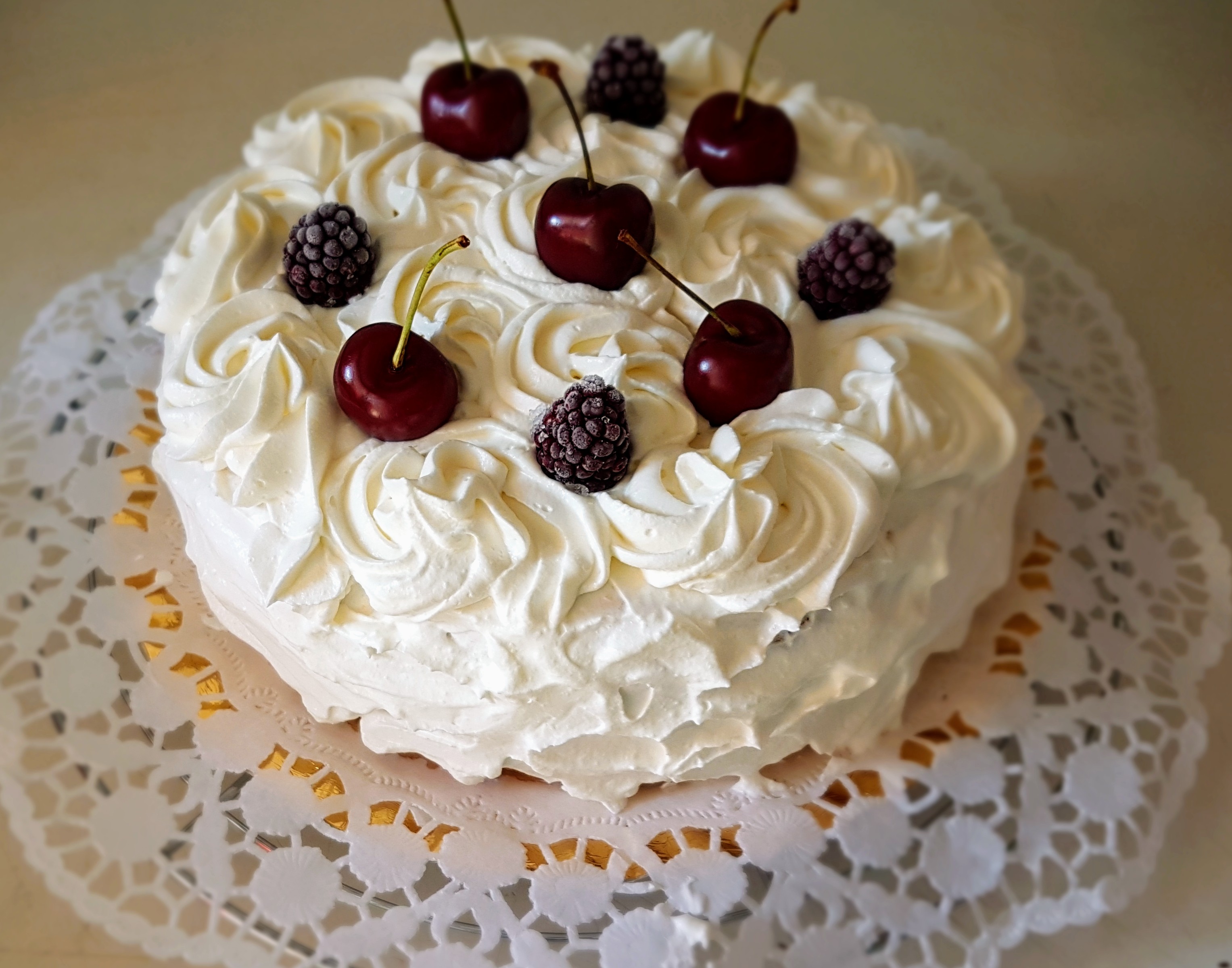 Desert tort cu crema de iaurt si fructe de padure