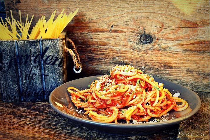 Spaghetti cu sos ragu de pui si parmezan