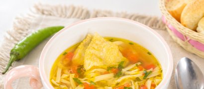 Reteta simpla de ciorba de pui dreasa cu suc de rosii si leustean