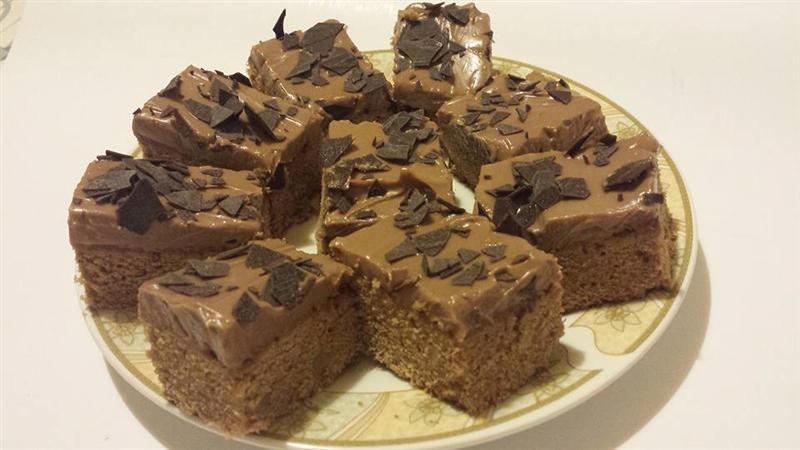 Desert brownie cu crema de branza si fineti