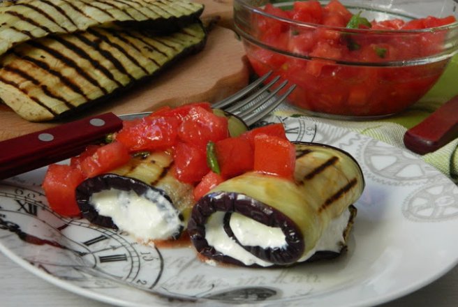 Aperitiv rulouri de vinete cu crema de branza si rosii