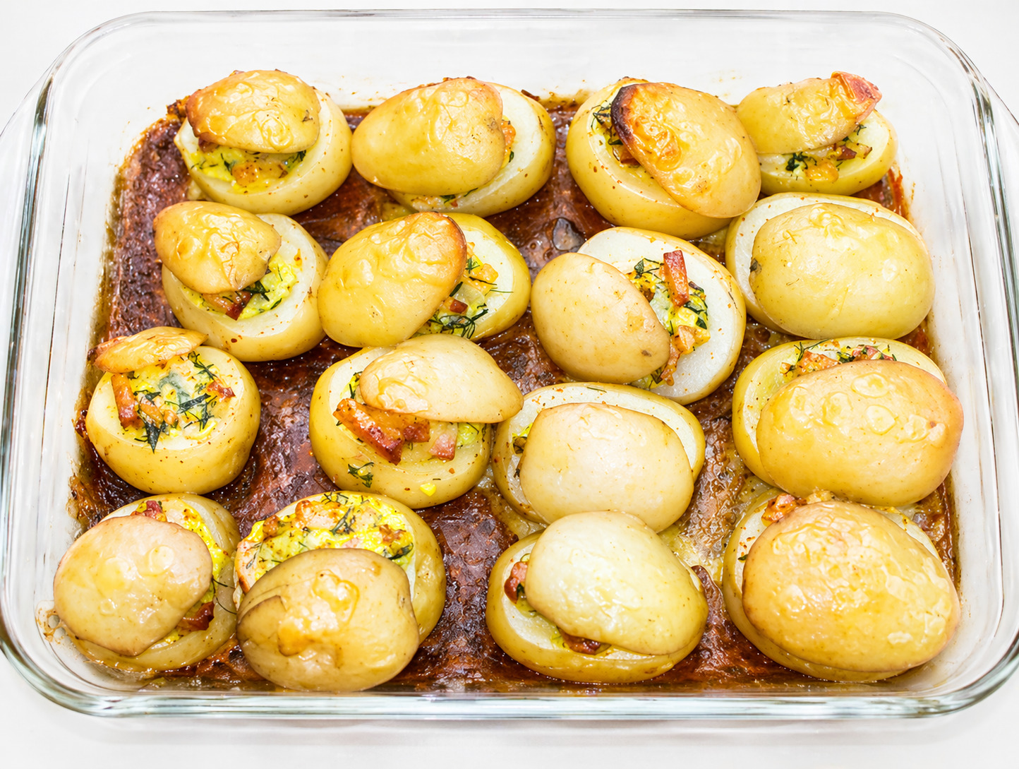 Cartofi noi umpluti la cuptor