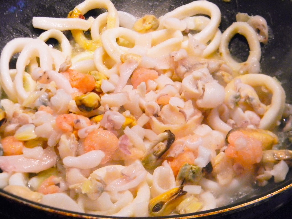 Linguini siciliene cu fructe de mare