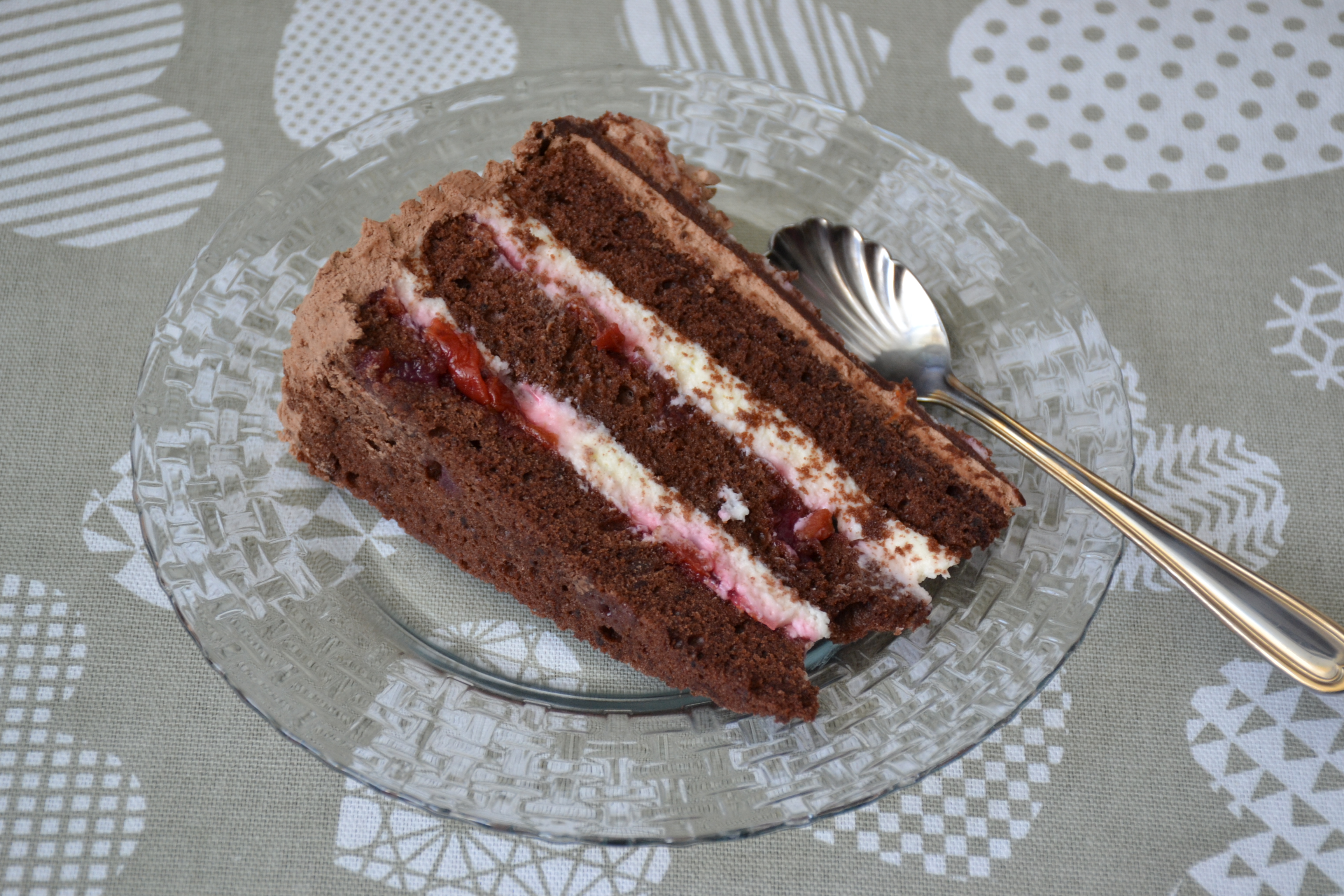 Desert tort cu ciocolata, visine si mascarpone