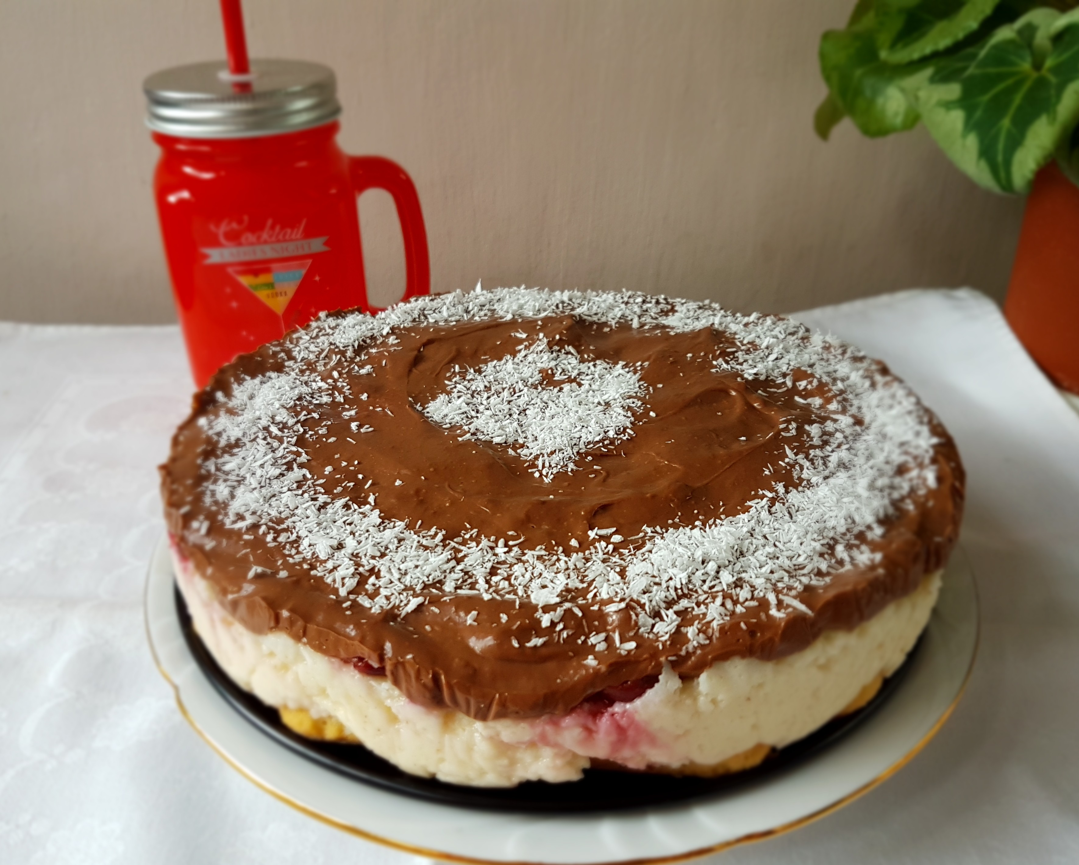 Desert tort cu blat de piscoturi si crema de gris cu nuca de cocos