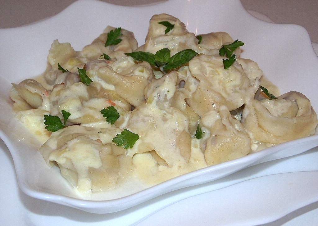 Tortellini ( bicolori ) de casa, cu ciuperci si cascaval