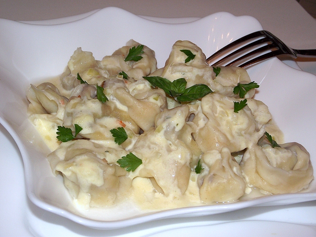 Tortellini ( bicolori ) de casa, cu ciuperci si cascaval