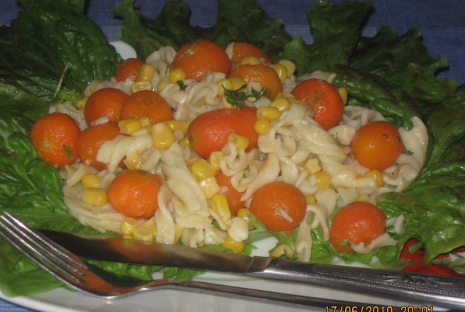 Salata de paste fusilli, porumb si carote  pariziene