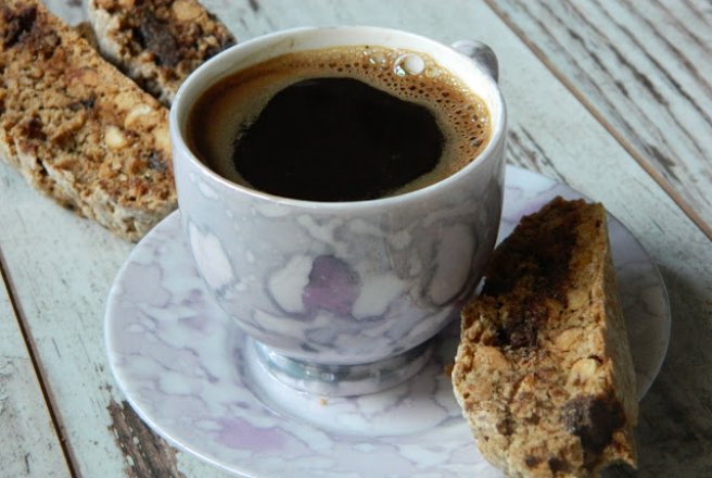 Desert biscotti cu alune, cafea si bucati de ciocolata