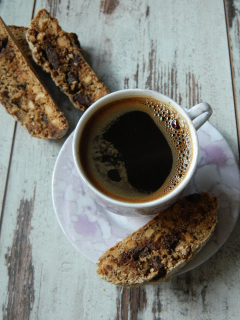 Desert biscotti cu alune, cafea si bucati de ciocolata