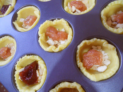 Desert mini tarte cu gem de gutui si crema de branza