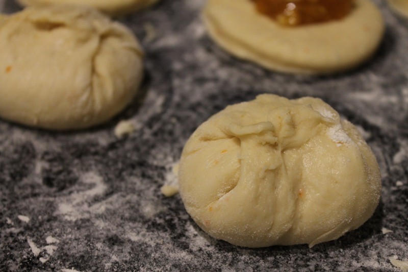 Desert placinte cu dulceata de caise si migdale prajite