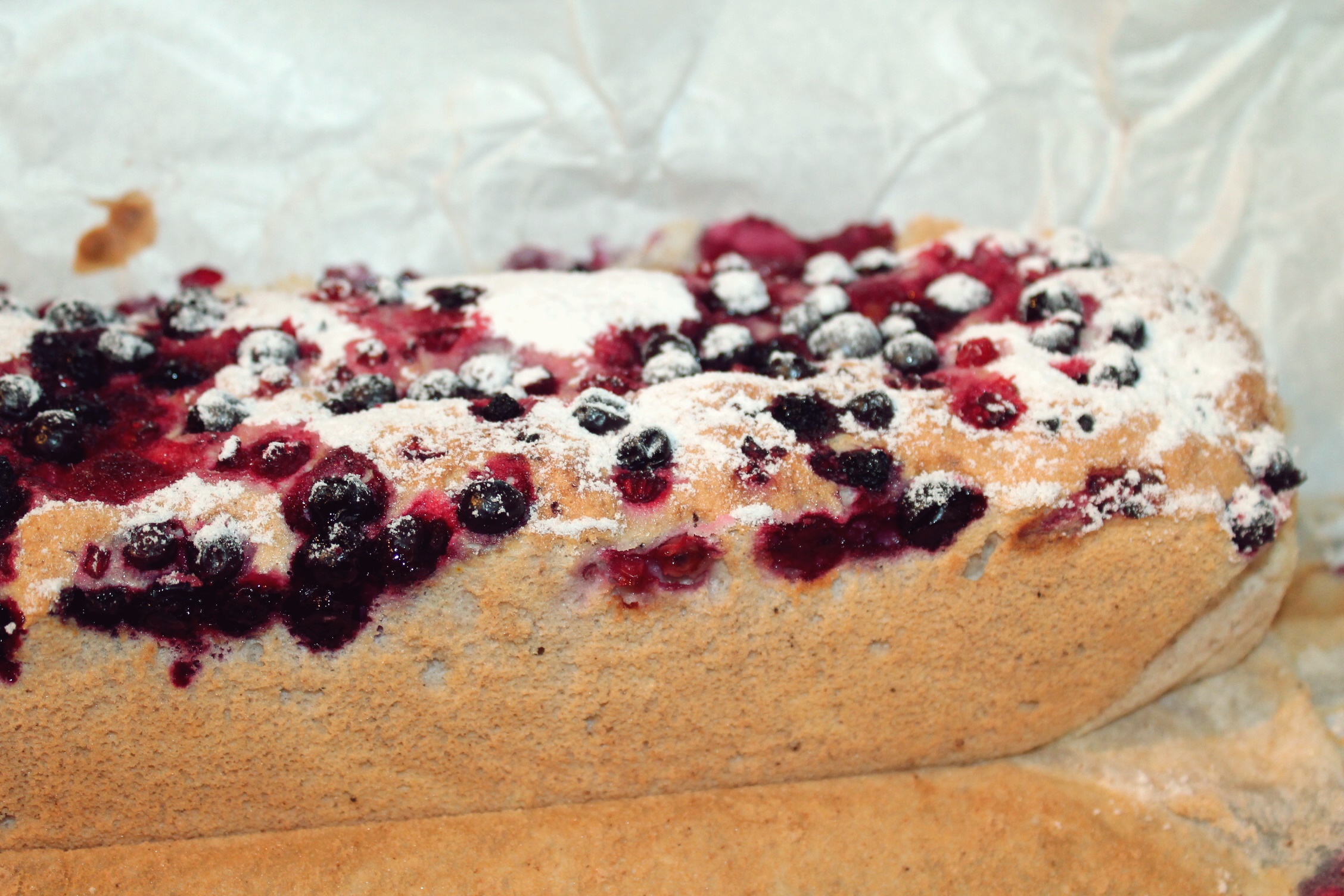 Desert chec din albusuri cu pudra de roscove si fructe de padure