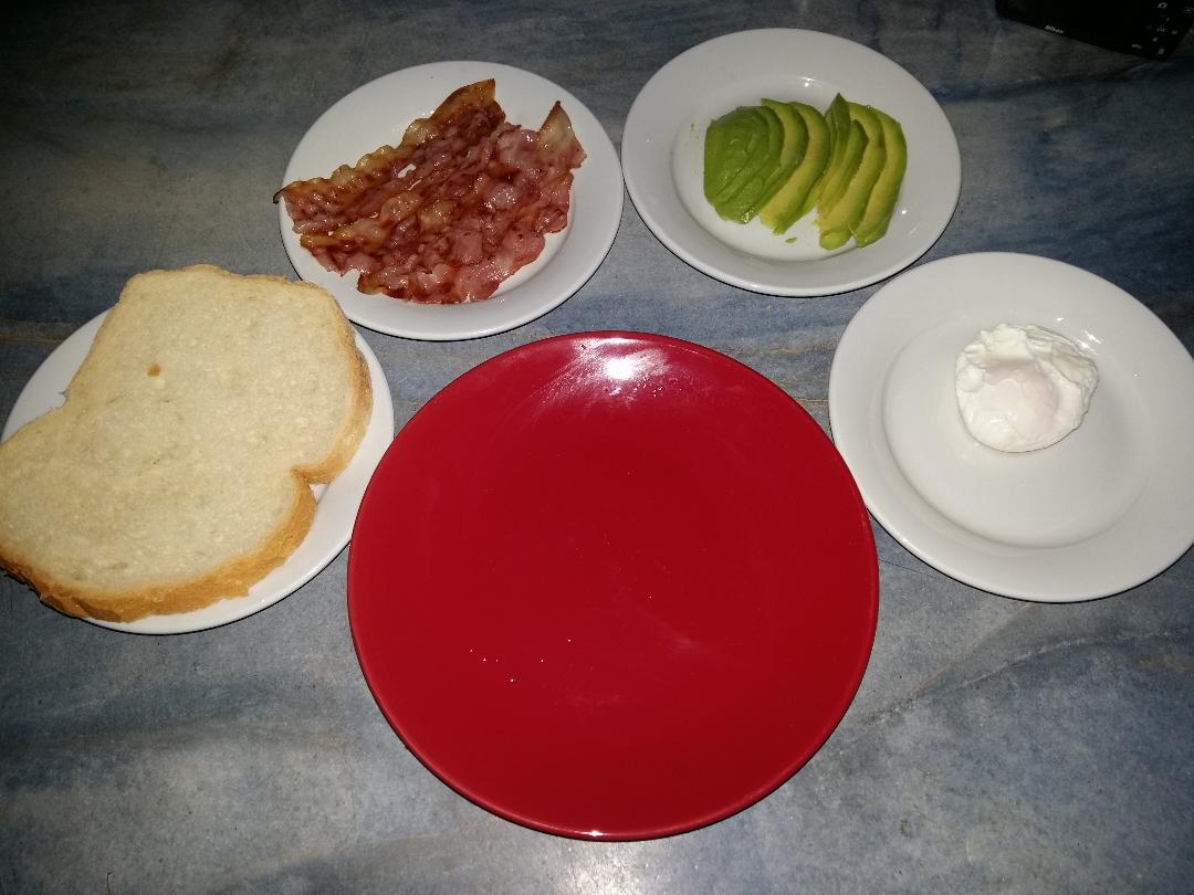 Sandvis cu bacon, avocado si ou posat