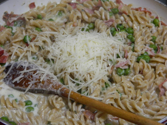 Fusilli integrali cu bacon si mazare