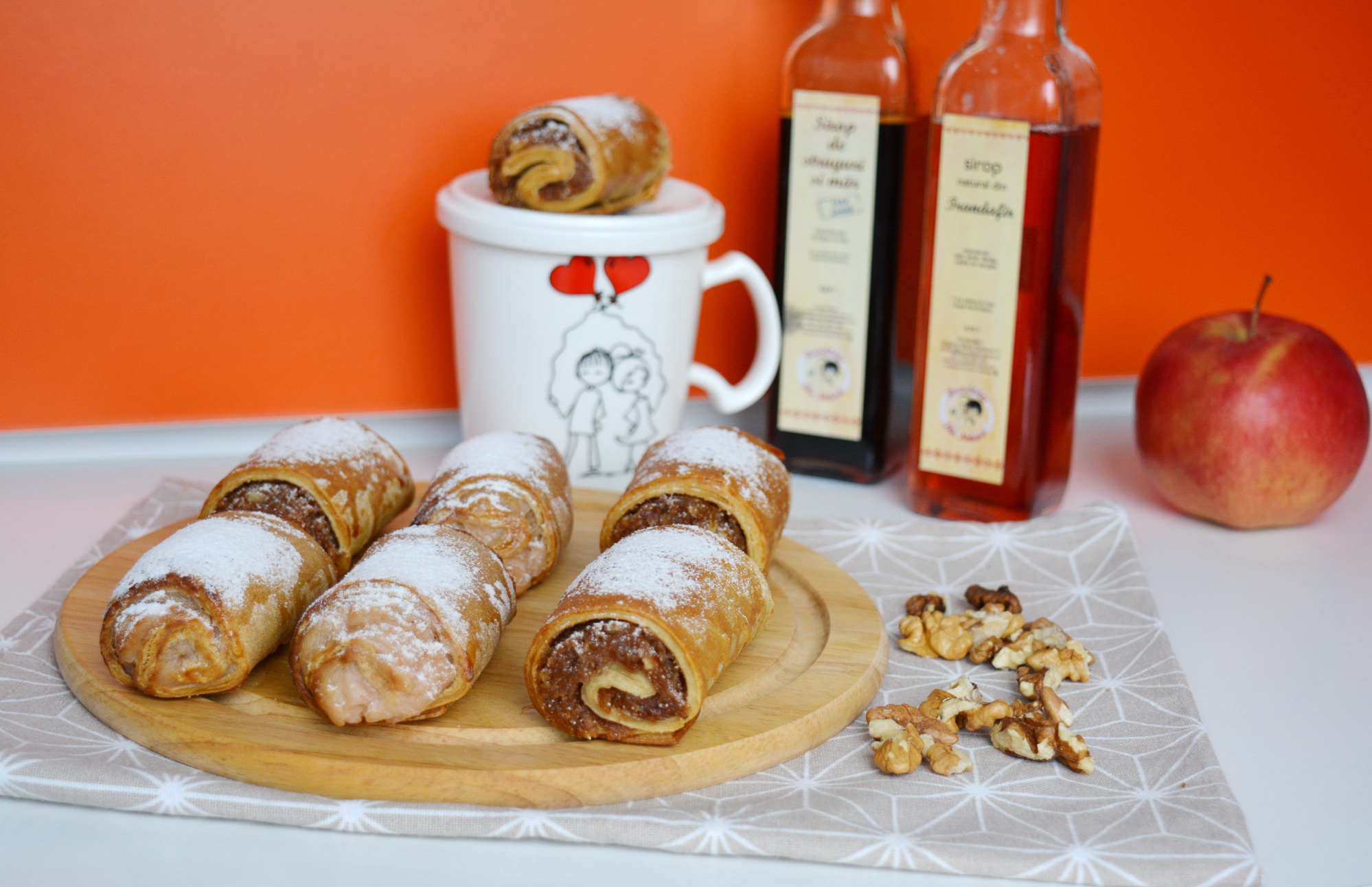 Desert strudel cu aluat fraged de casa, umplutura de mar si crema de vanilie