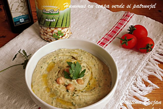 Hummus cu ceapa verde si patrunjel