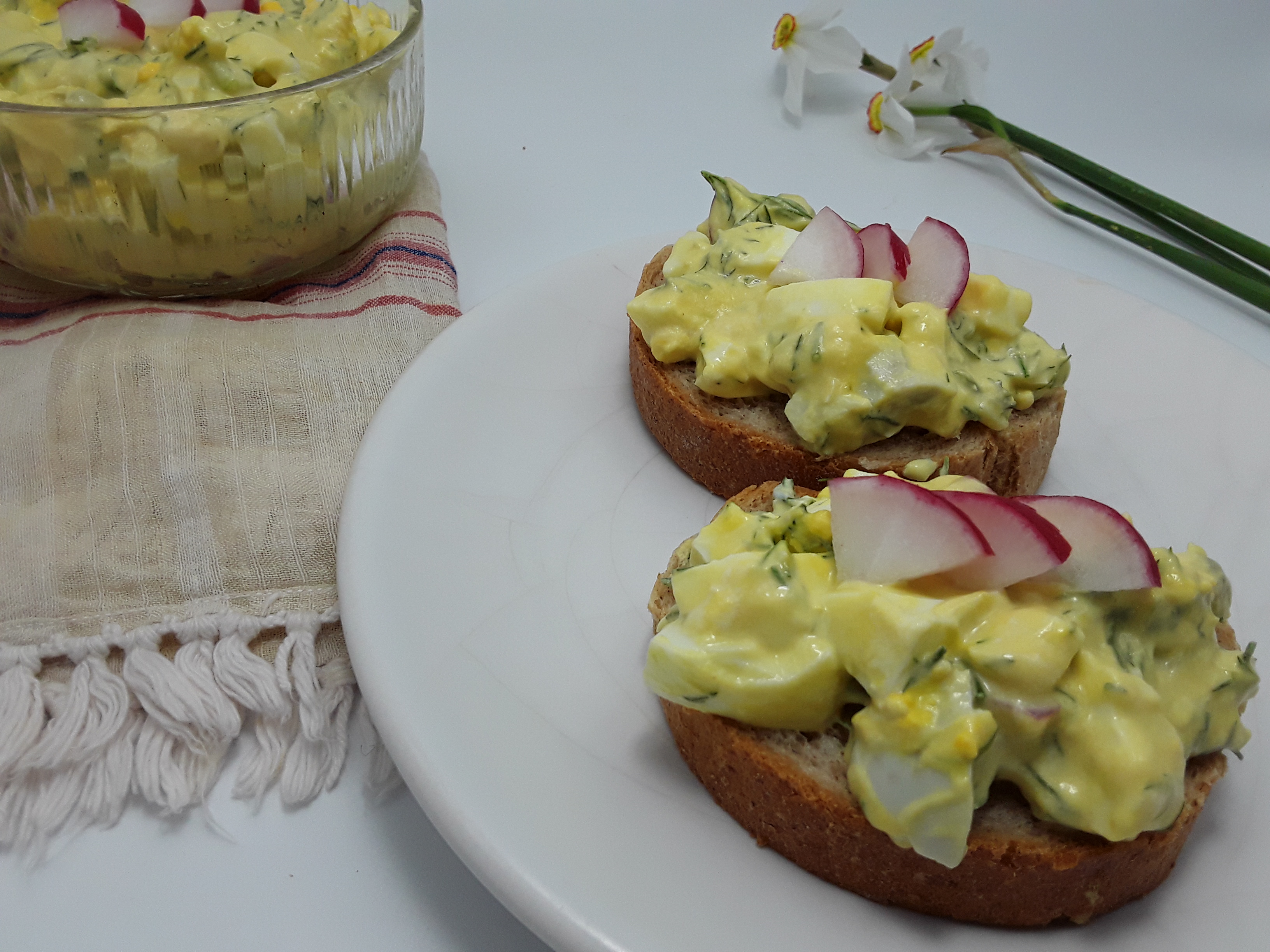 Salata de oua fierte cu ceapa si marar