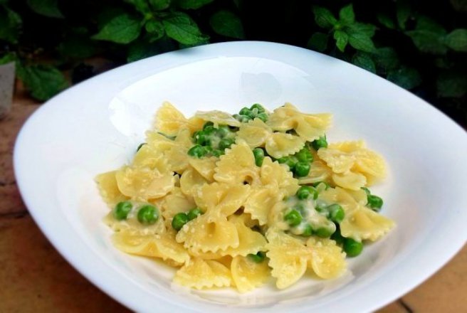 Farfalle cu mazare in crema alba