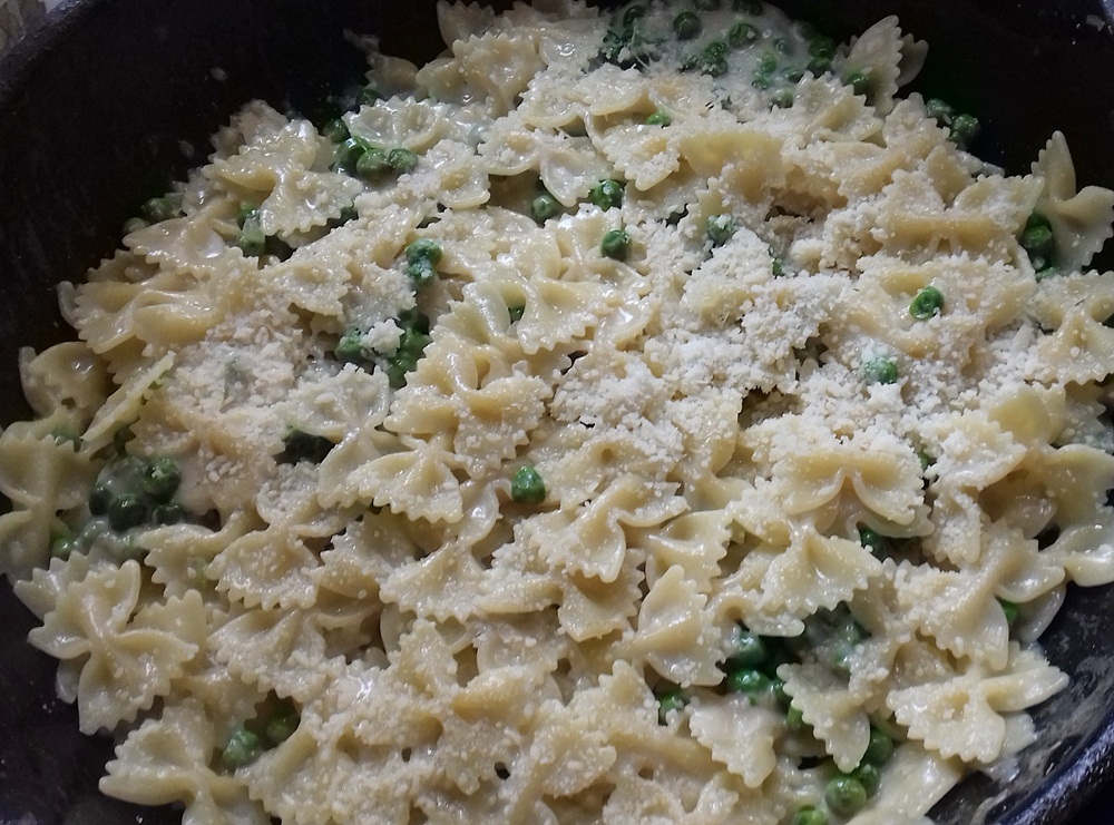 Farfalle cu mazare in crema alba