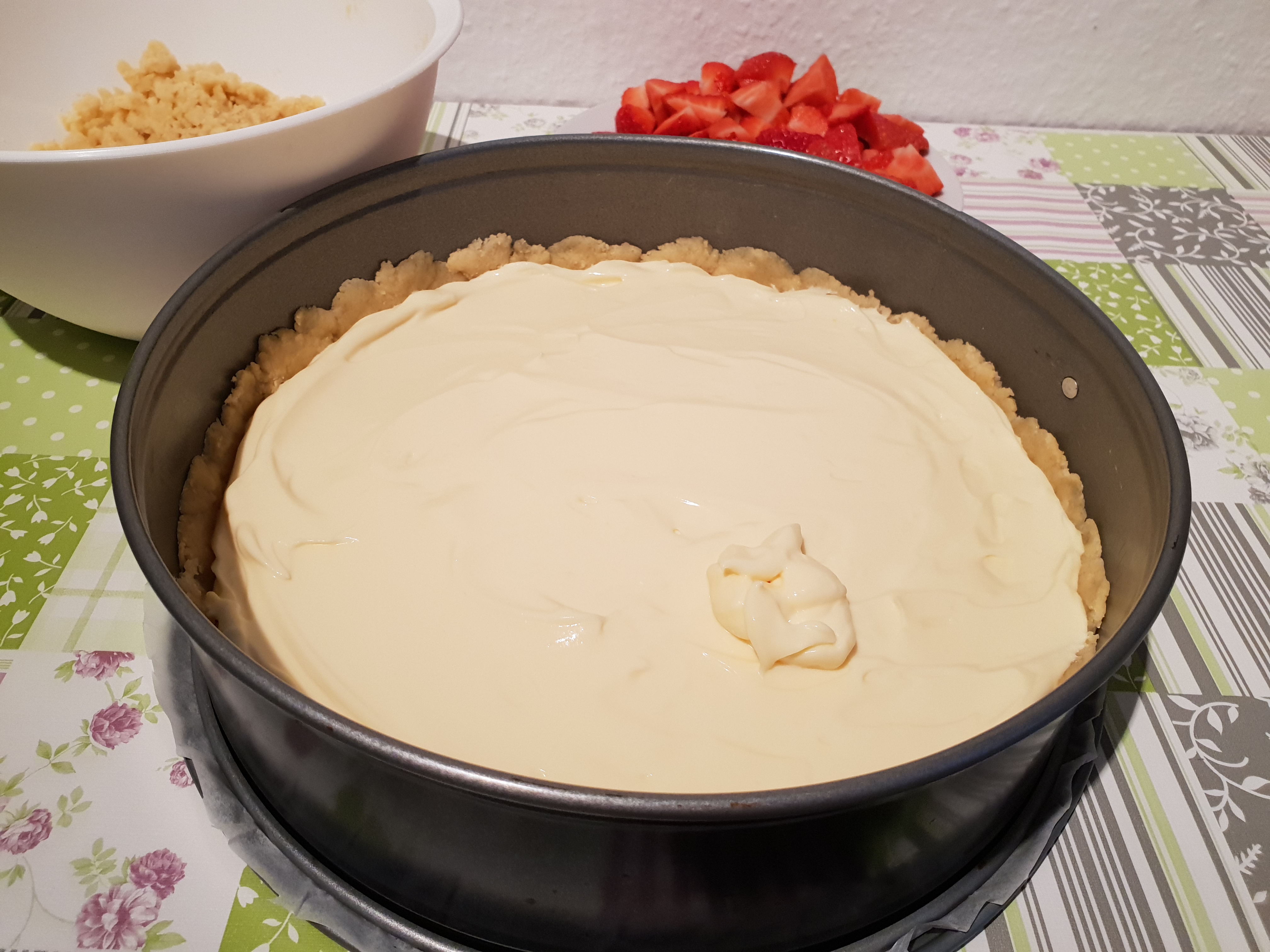 Desert tarta crumble cu mascarpone si capsuni