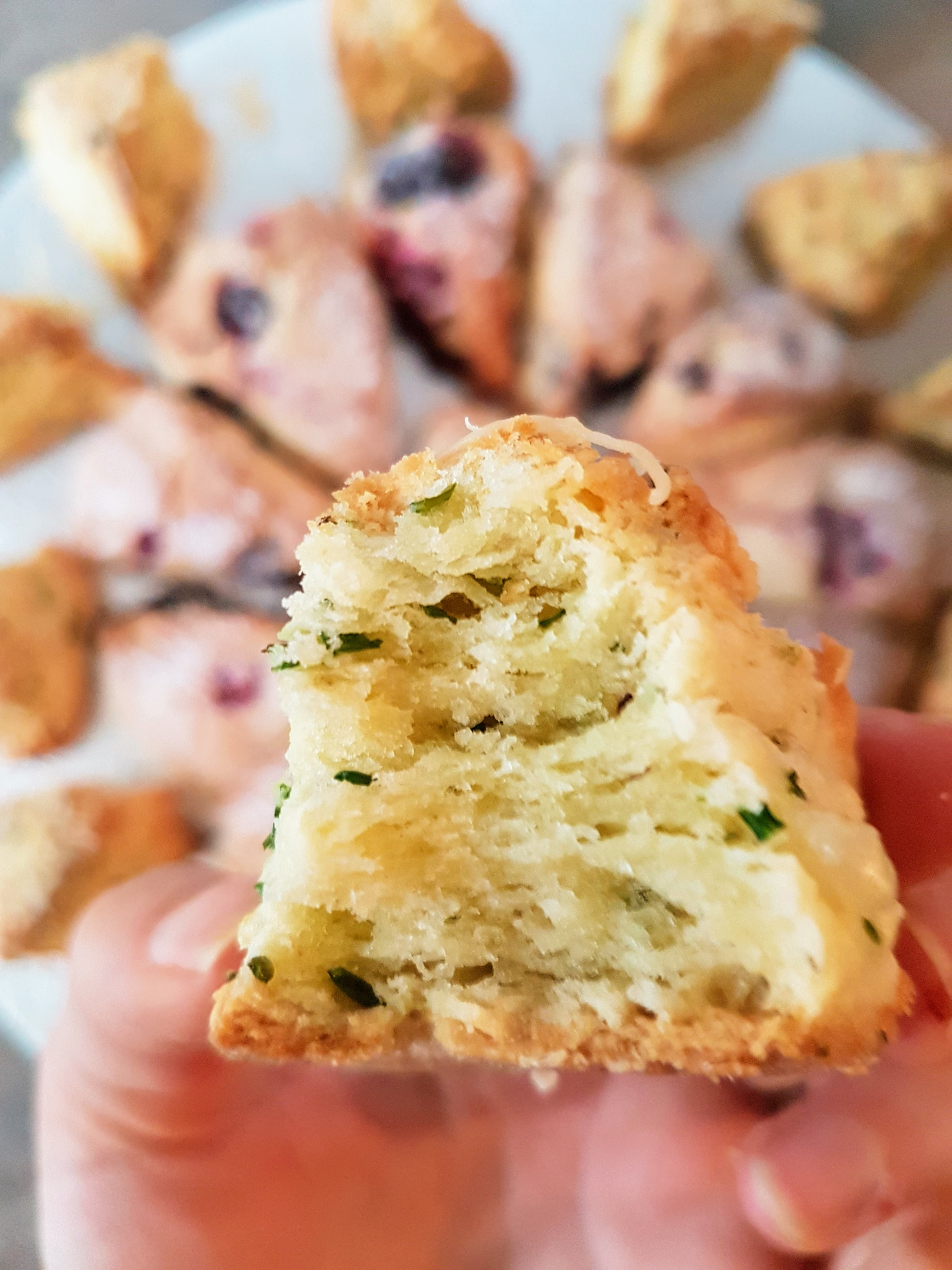 Aperitiv scones cu branza si chives