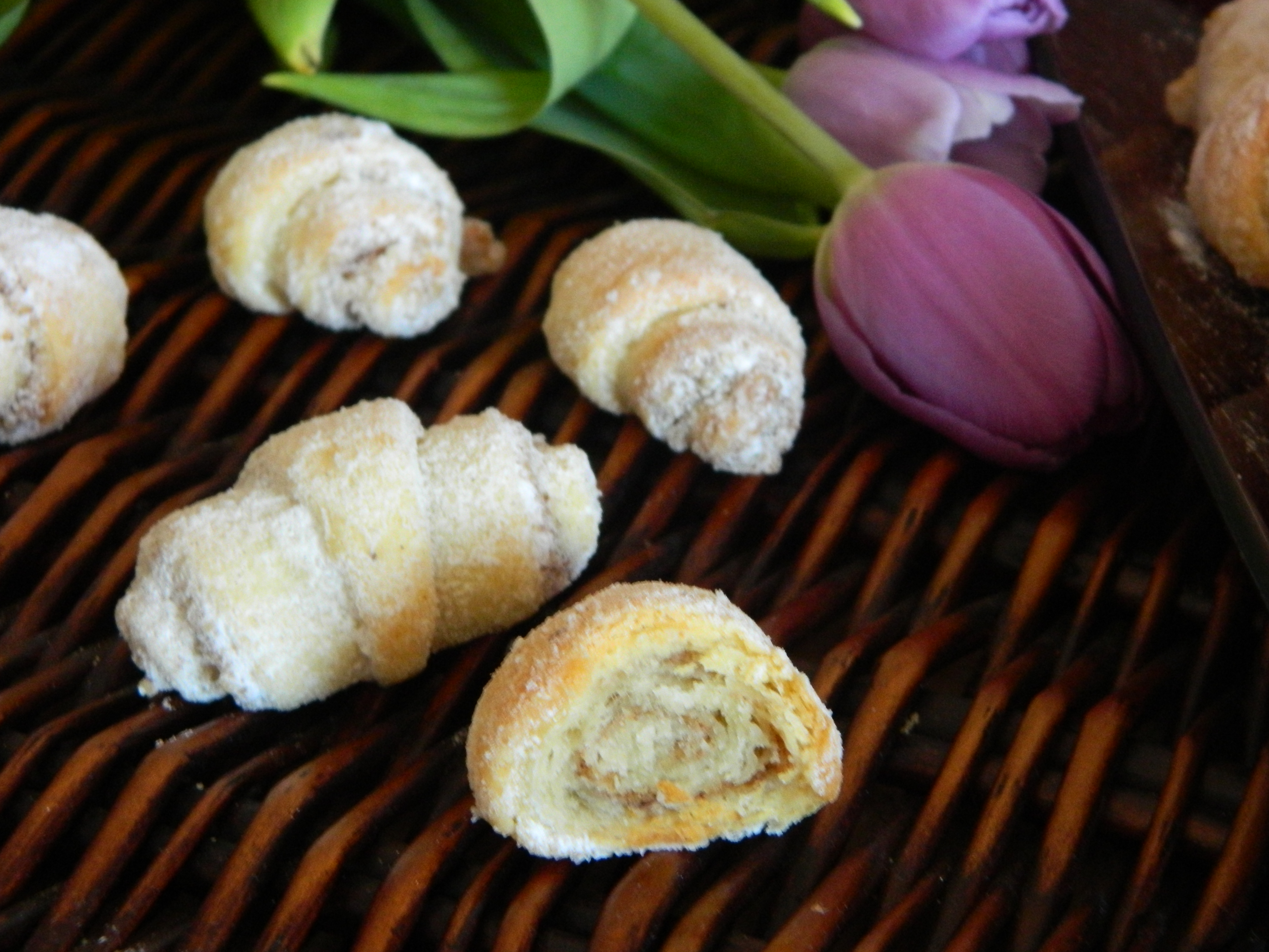 Desert cornulete cu branza, nuca si scortisoara