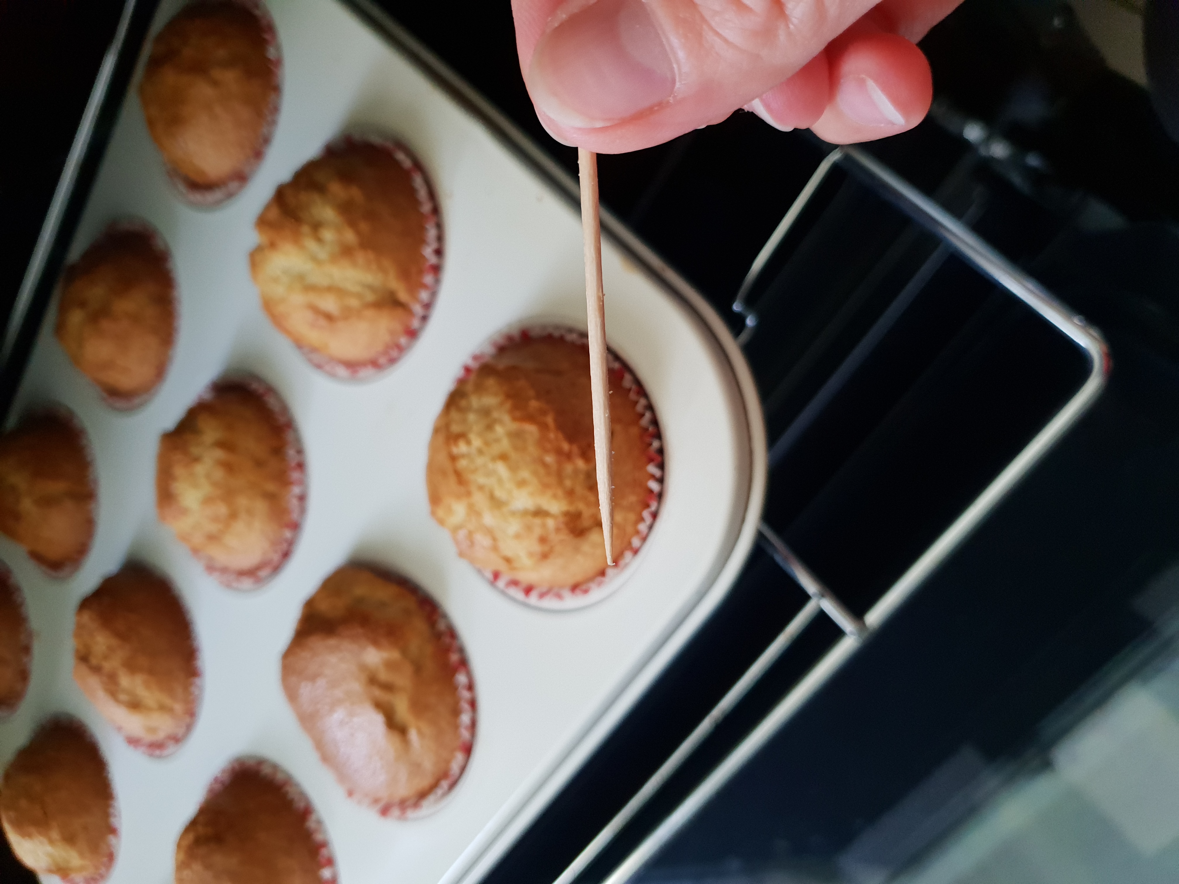 Desert muffins cu cocos si inima de ciocolata