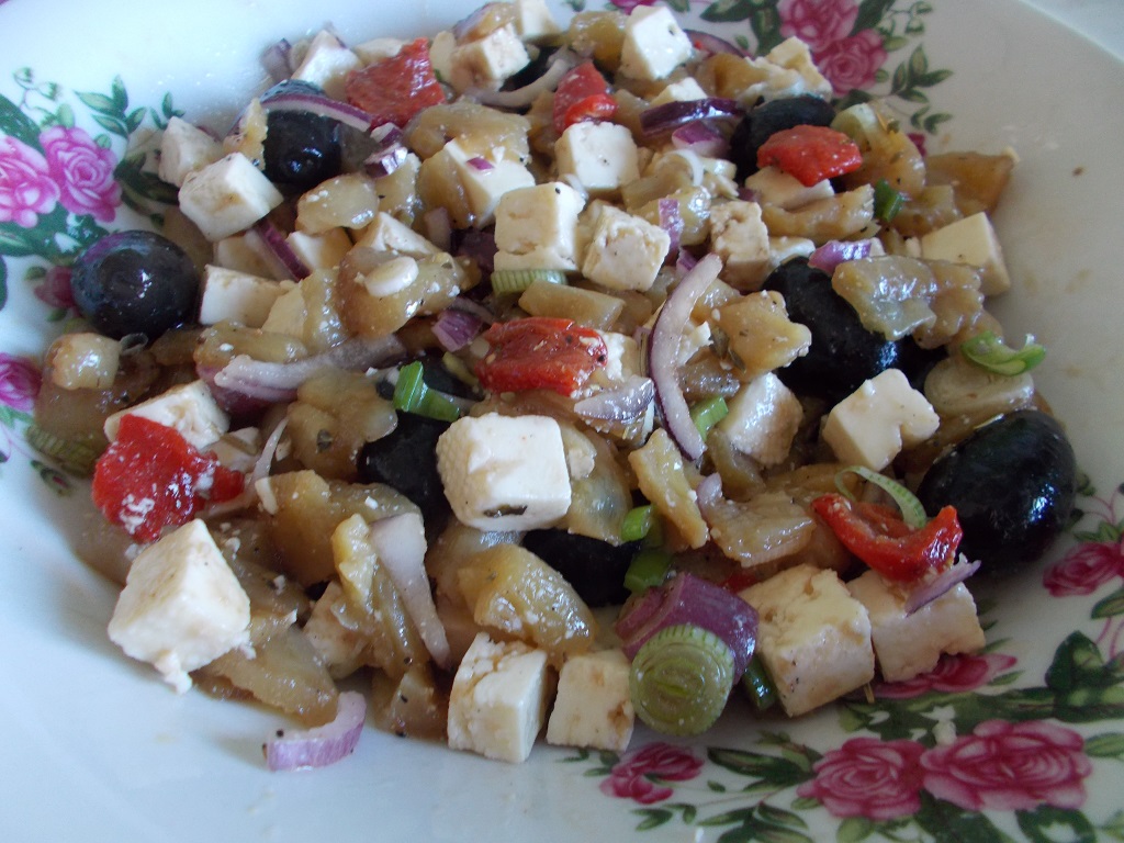 Salata de ardei copti, cu branza, ceapa si masline