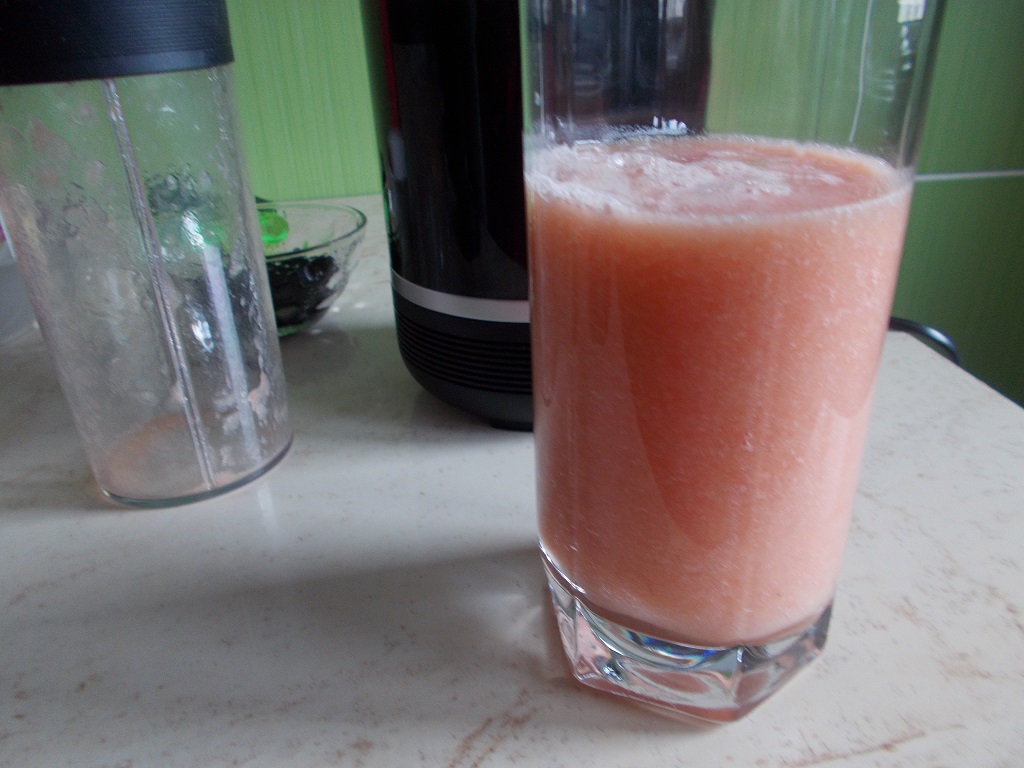 Smoothie cu grepfruit, banana si afine