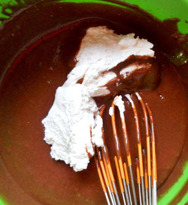 Desert tort cu doua creme de ciocolata si capsuni