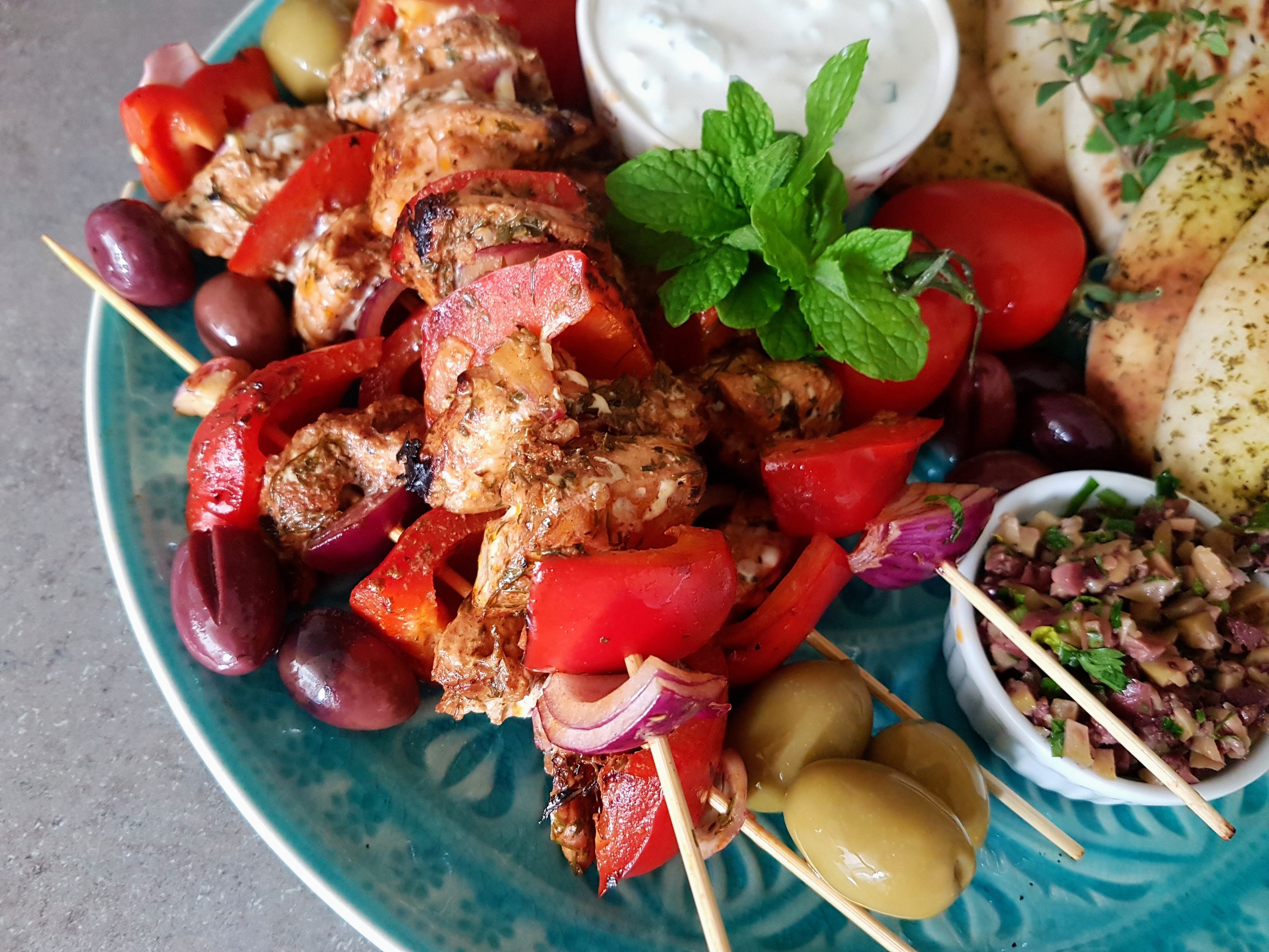 Frigarui de somon cu sos Tzatziki si tapenade