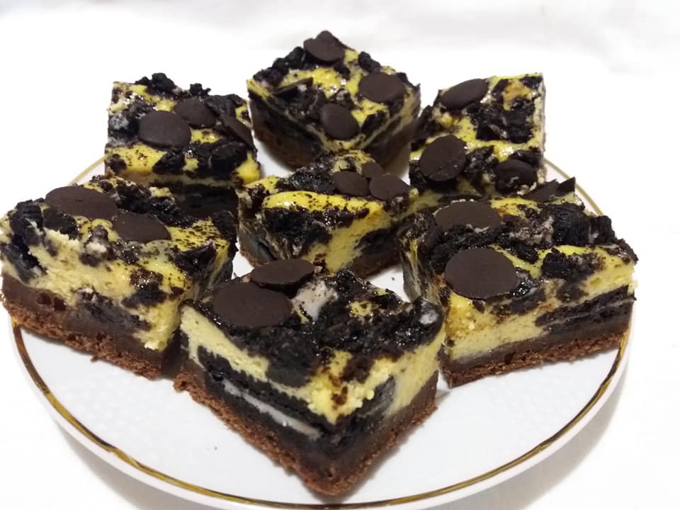 Desert brownie cheesecake cu oreo