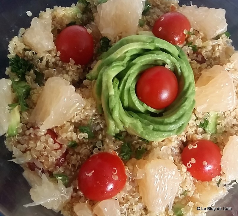 Salata cu quinoa, avocado si grapefruit