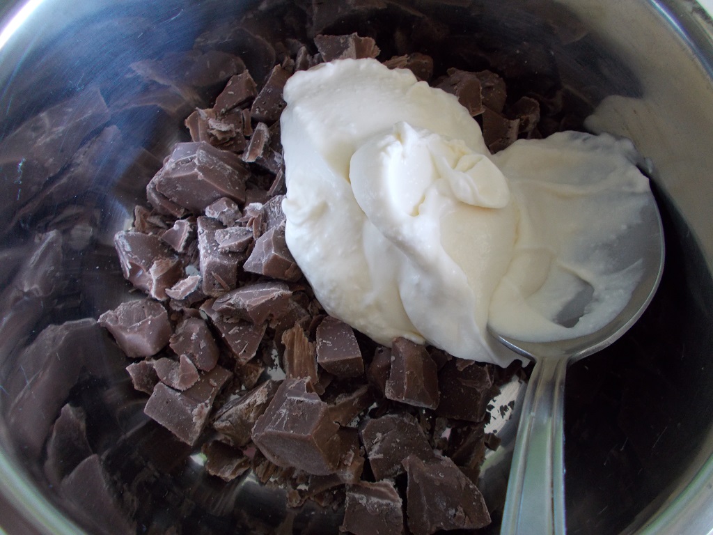 Desert prajitura cu blat de albusuri si crema de cacao si visine